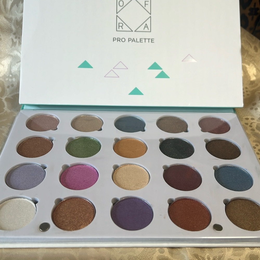 BN Dazzling Diamonds 20 pan Eyeshadow Palette